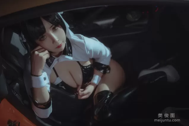 抱走莫子aa 《賽車女郎》 寫真集