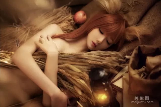 Cosplayer南桃Momoko 《赫蘿裸體》 寫真集