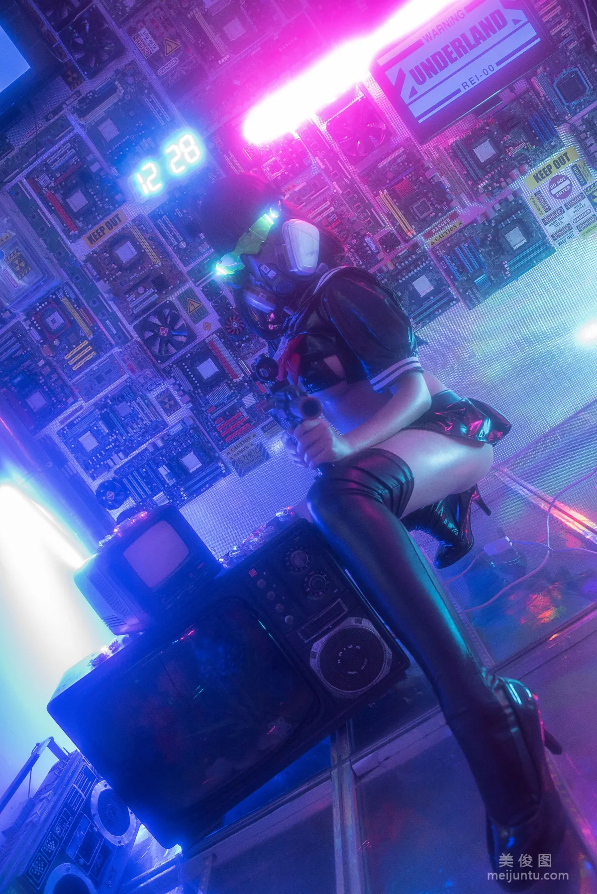 [美女Coser] 蜜汁貓裘 《漆皮jk》 寫真集 16