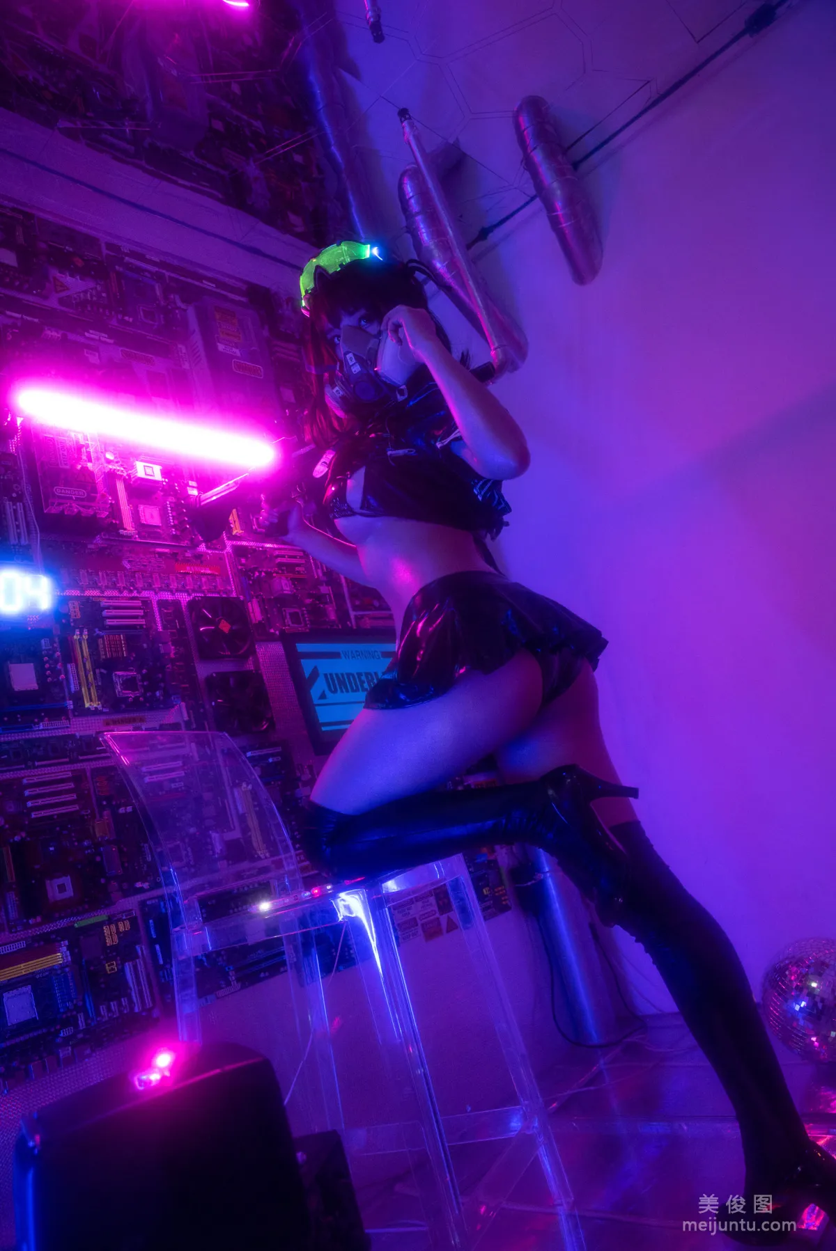 [美女Coser] 蜜汁猫裘 《漆皮jk》 写真集9