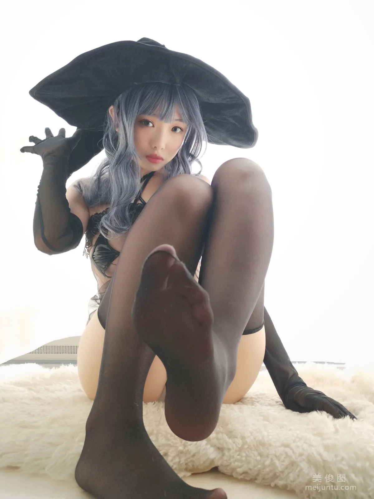 Coser雯妹不講道理 《女巫》 寫真集 8