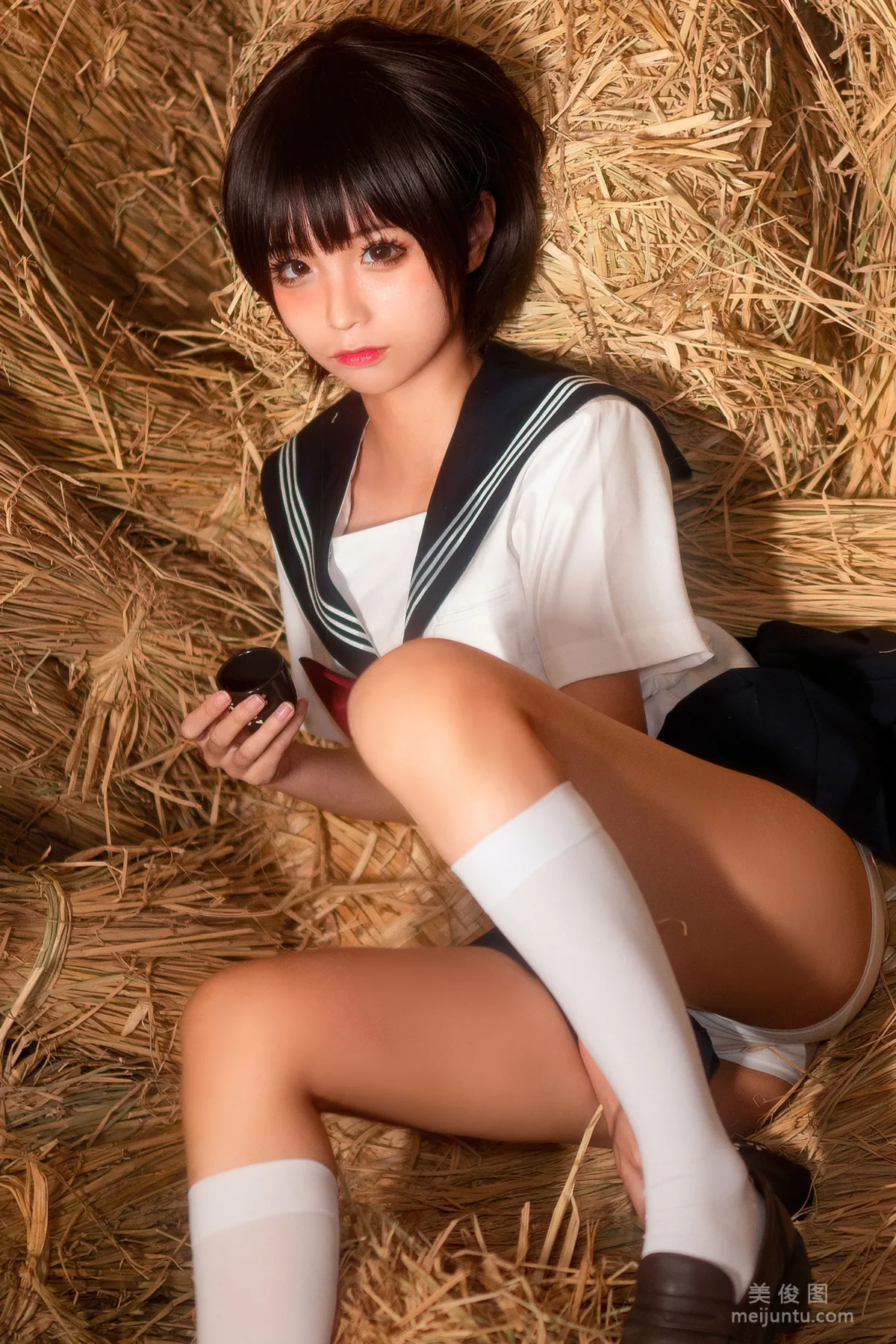 蠢沫沫 《稻草裡的少女》 寫真集 2