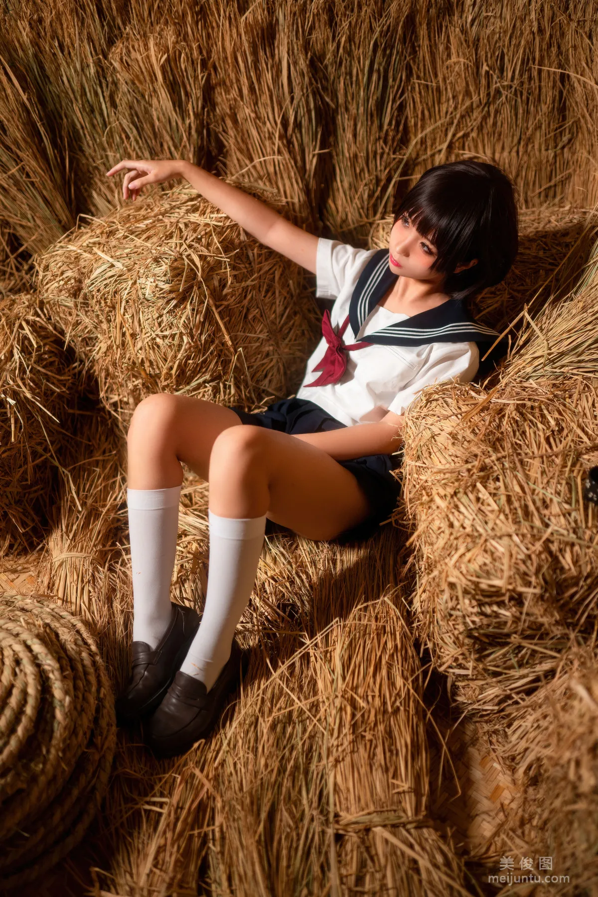 蠢沫沫 《稻草里的少女》 写真集10