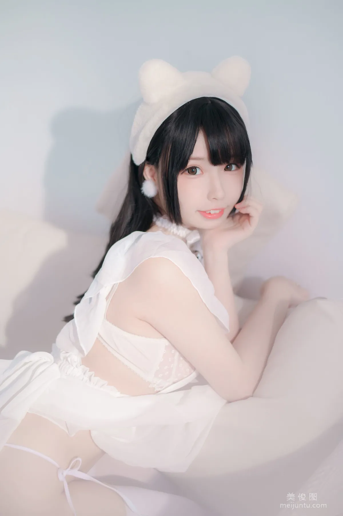 COSER十萬珍吱伏特 《睡裙》 寫真集 5