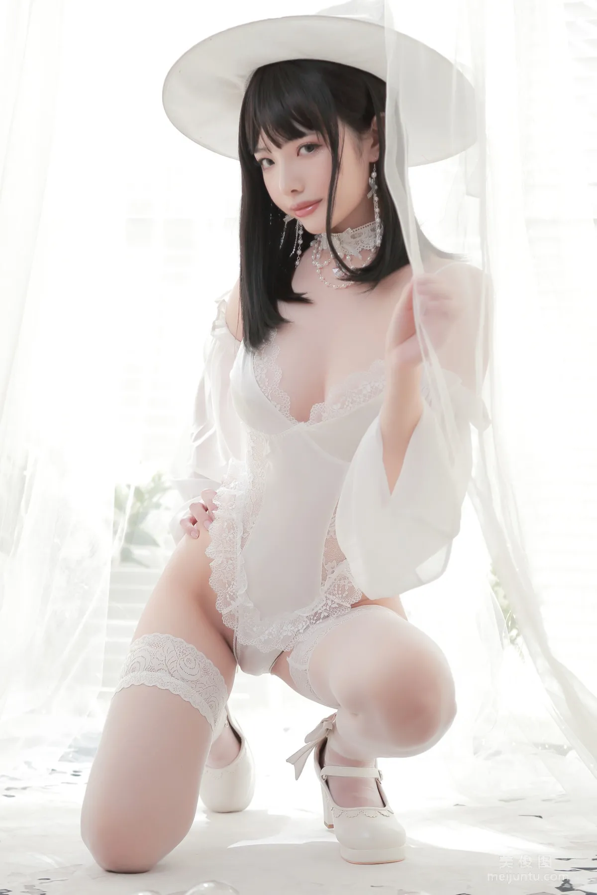 Coser雯妹不讲道理  《白女巫》 写真集10