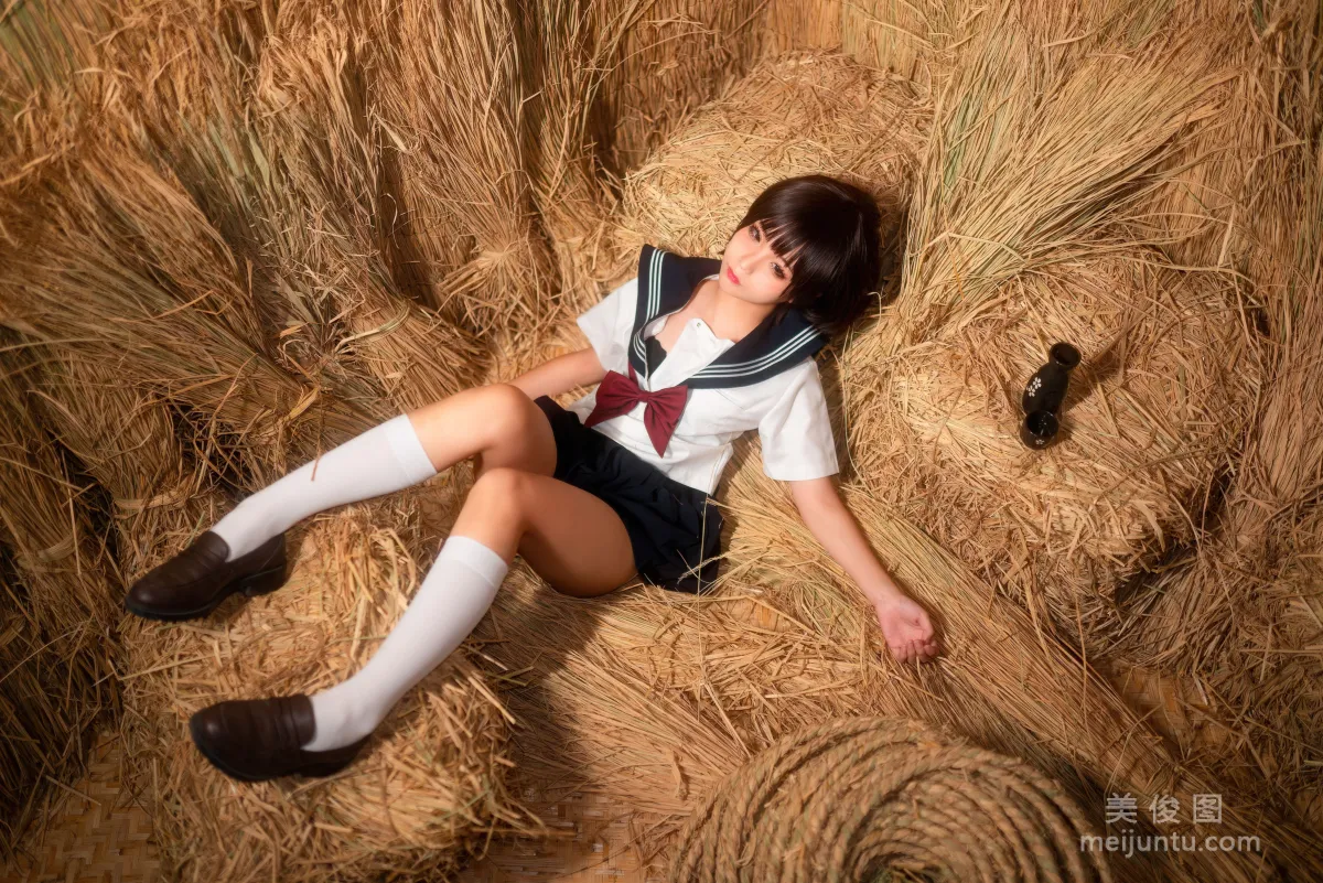 蠢沫沫 《稻草里的少女》 写真集4