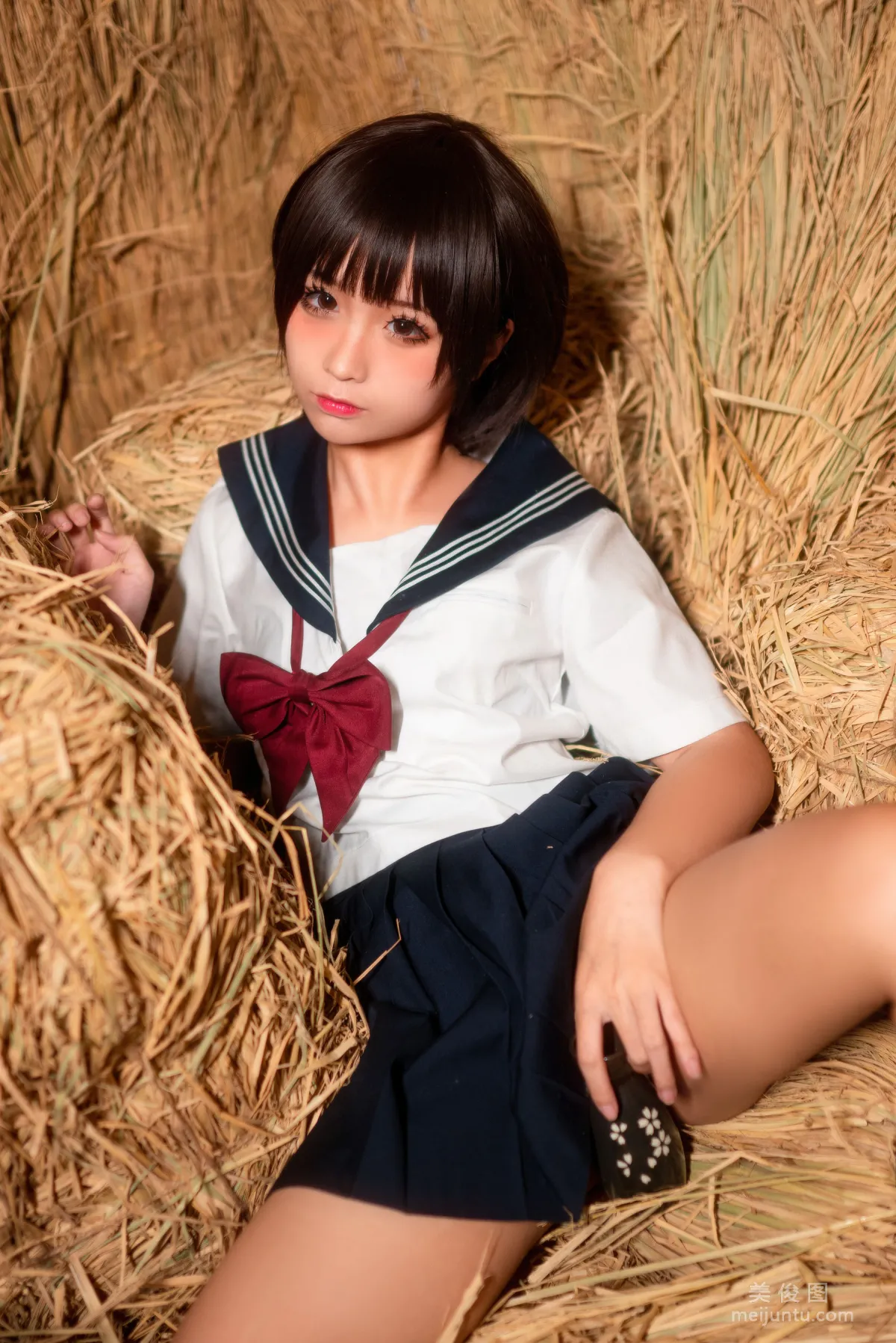 蠢沫沫 《稻草里的少女》 写真集9