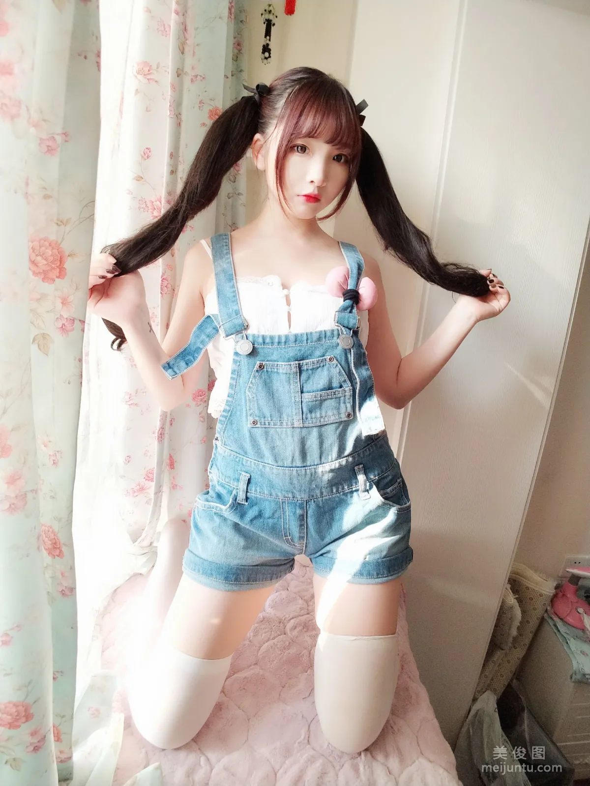 [Web Celebrity Coser] Guchuan kagura Denim Suspender Shorts Photo Set photo 2