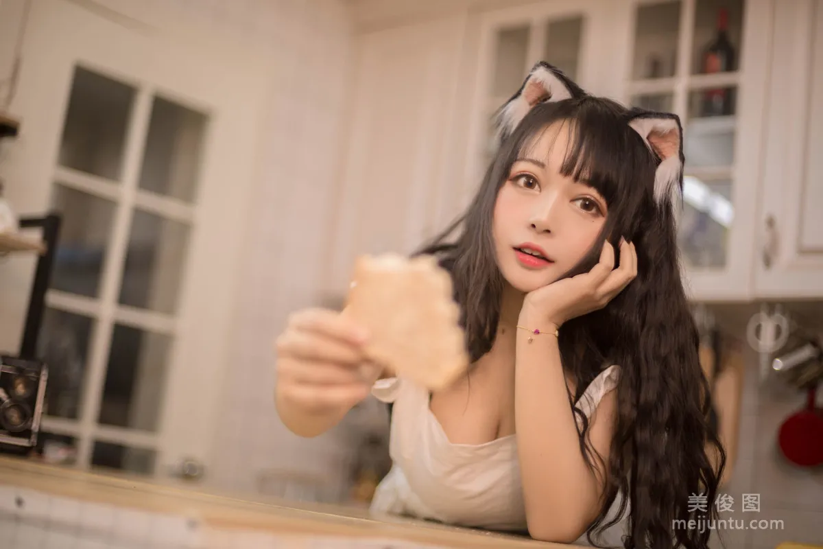 [美女Coser] 黑猫猫OvO 《厨房》 写真集4