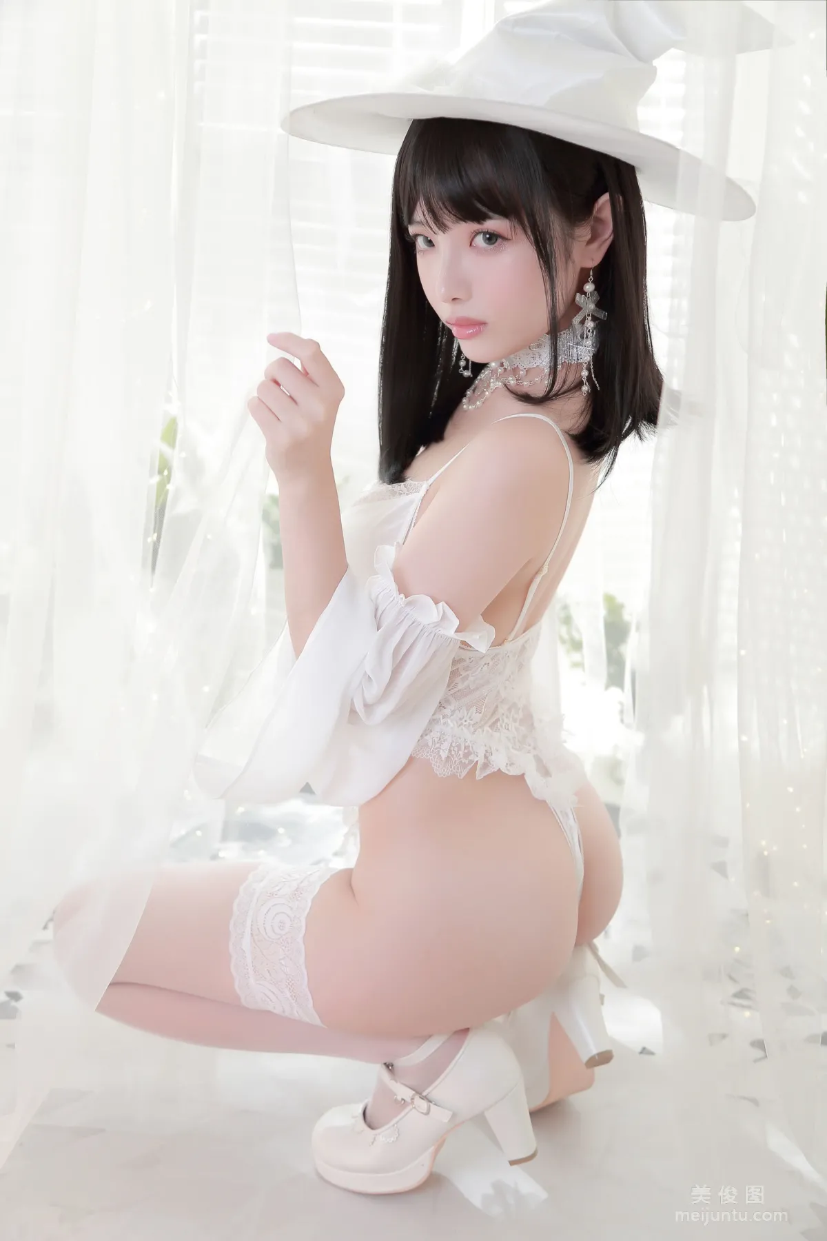 Coser雯妹不讲道理  《白女巫》 写真集15
