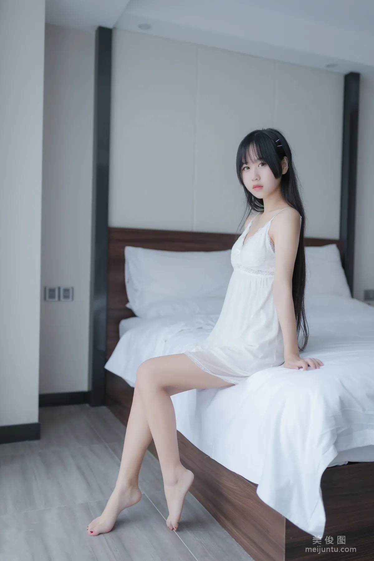 [美女Coser] 萌芽儿o0 《白色私房》 写真集1