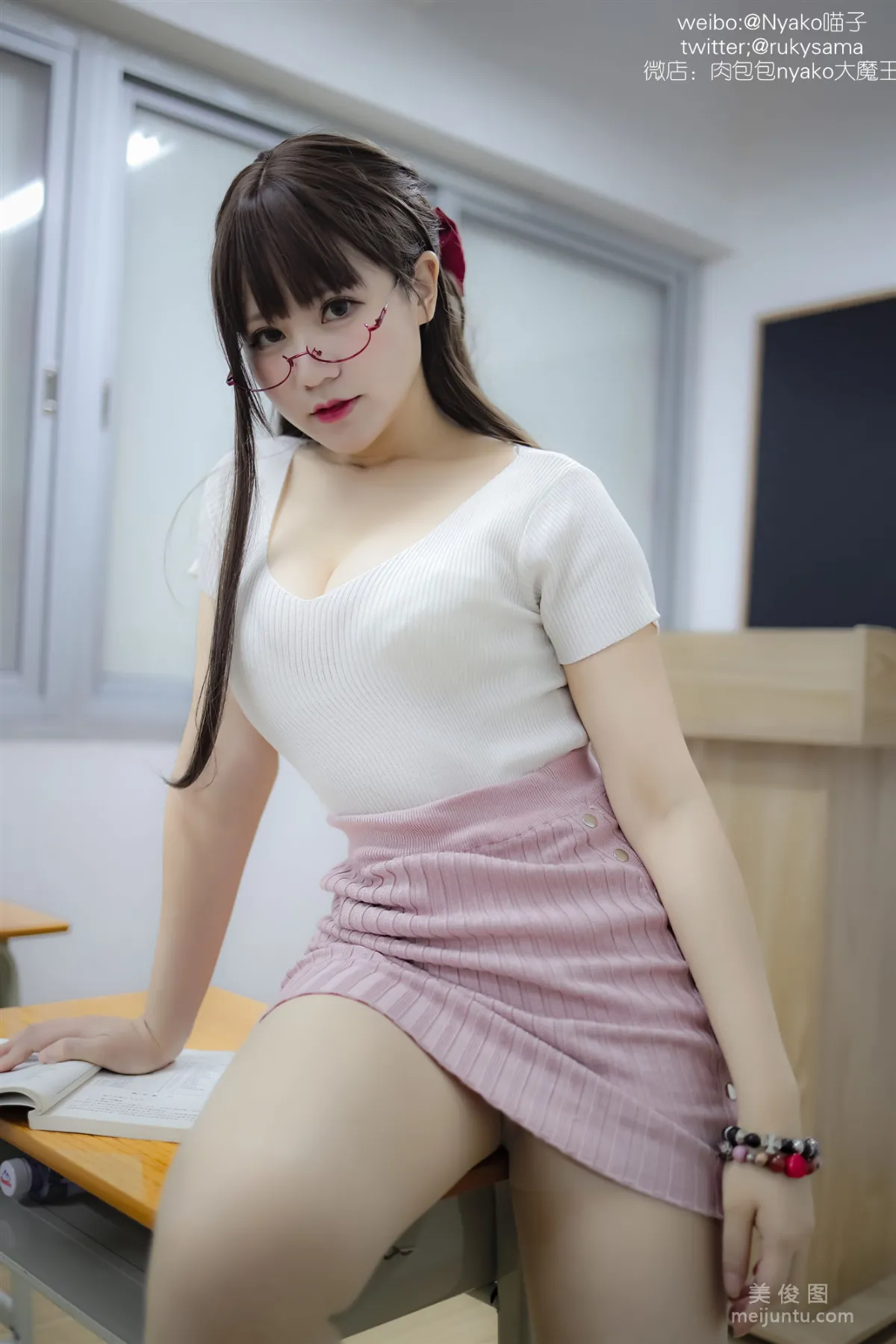 [美女Coser] 《欲求不满的老师》 写真集5