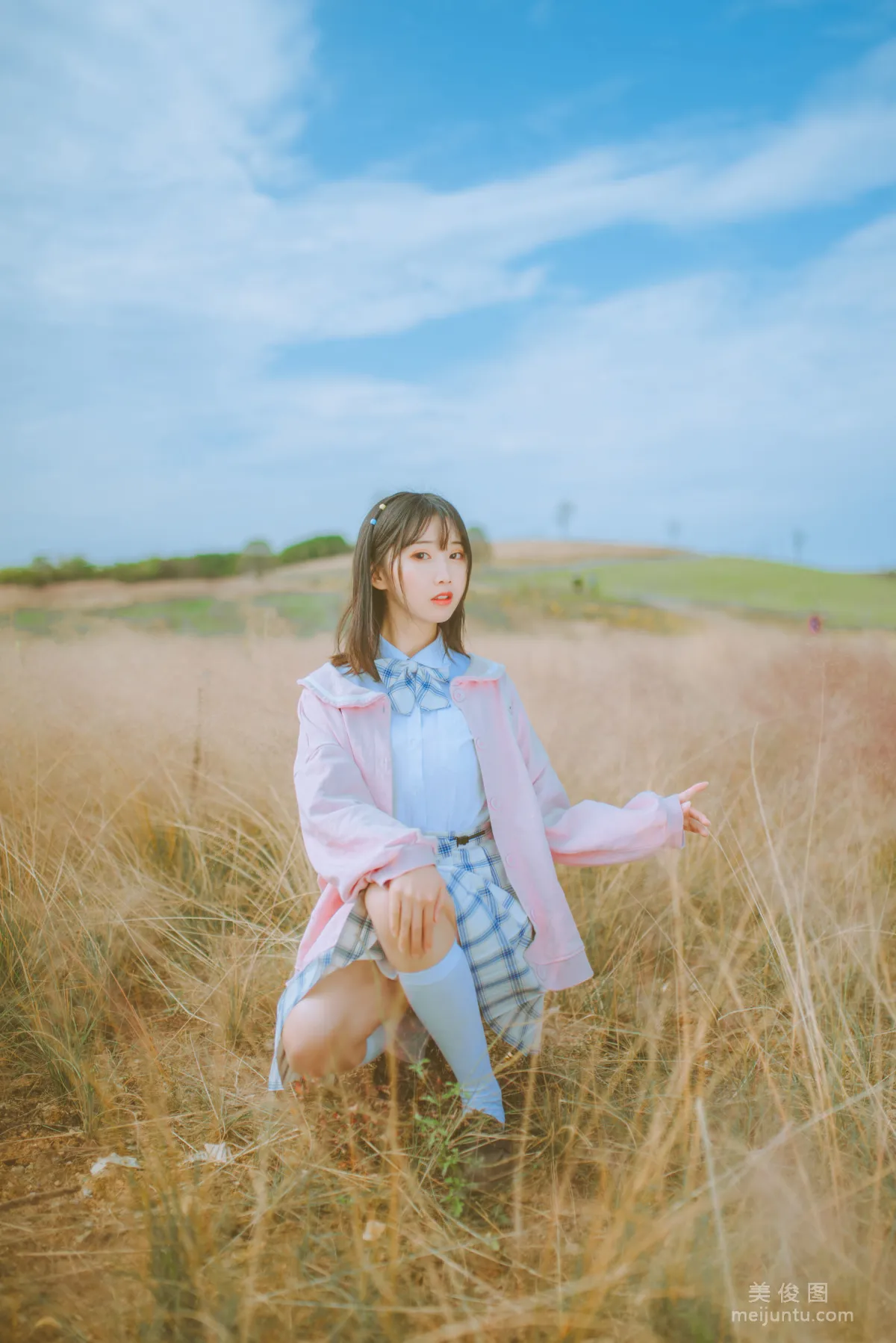 Popular Coser Mianbing Xianer, Pink Cosmos JK Photo Set photo 5