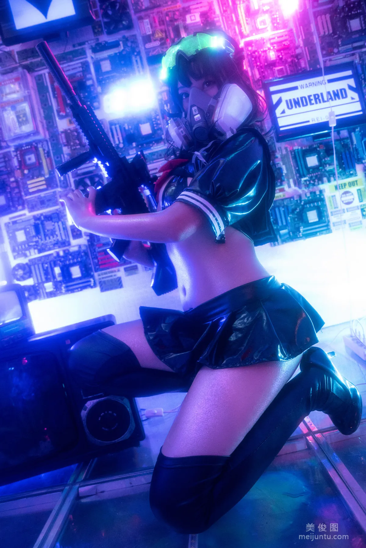 [美女Coser] 蜜汁貓裘 《漆皮jk》 寫真集 15