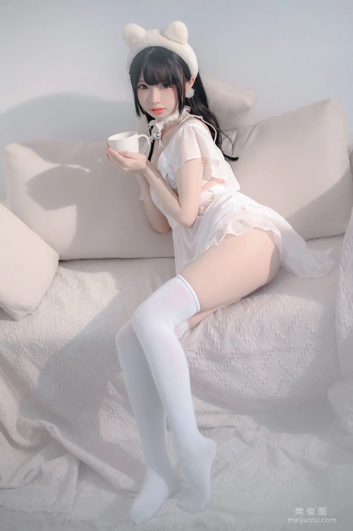 COSER十万珍吱伏特 《睡裙》 写真集11