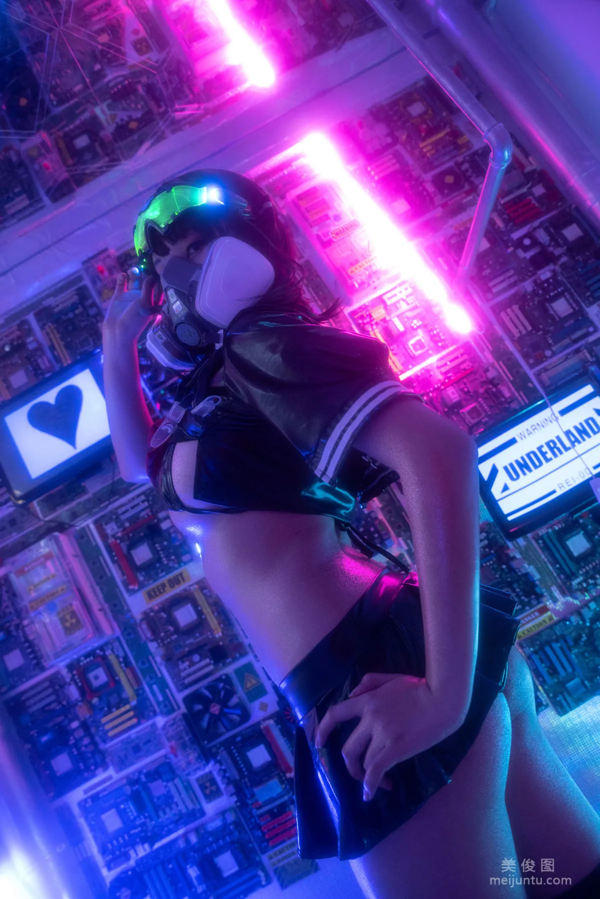 [美女Coser] 蜜汁猫裘 《漆皮jk》 写真集1