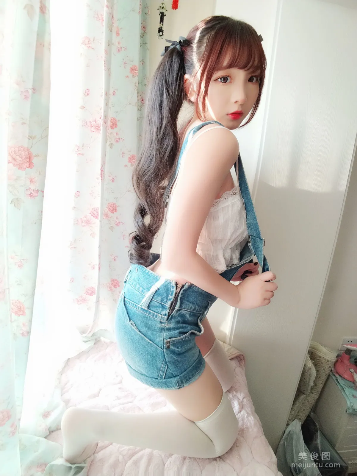 [Web Celebrity Coser] Guchuan kagura Denim Suspender Shorts Photo Set photo 7