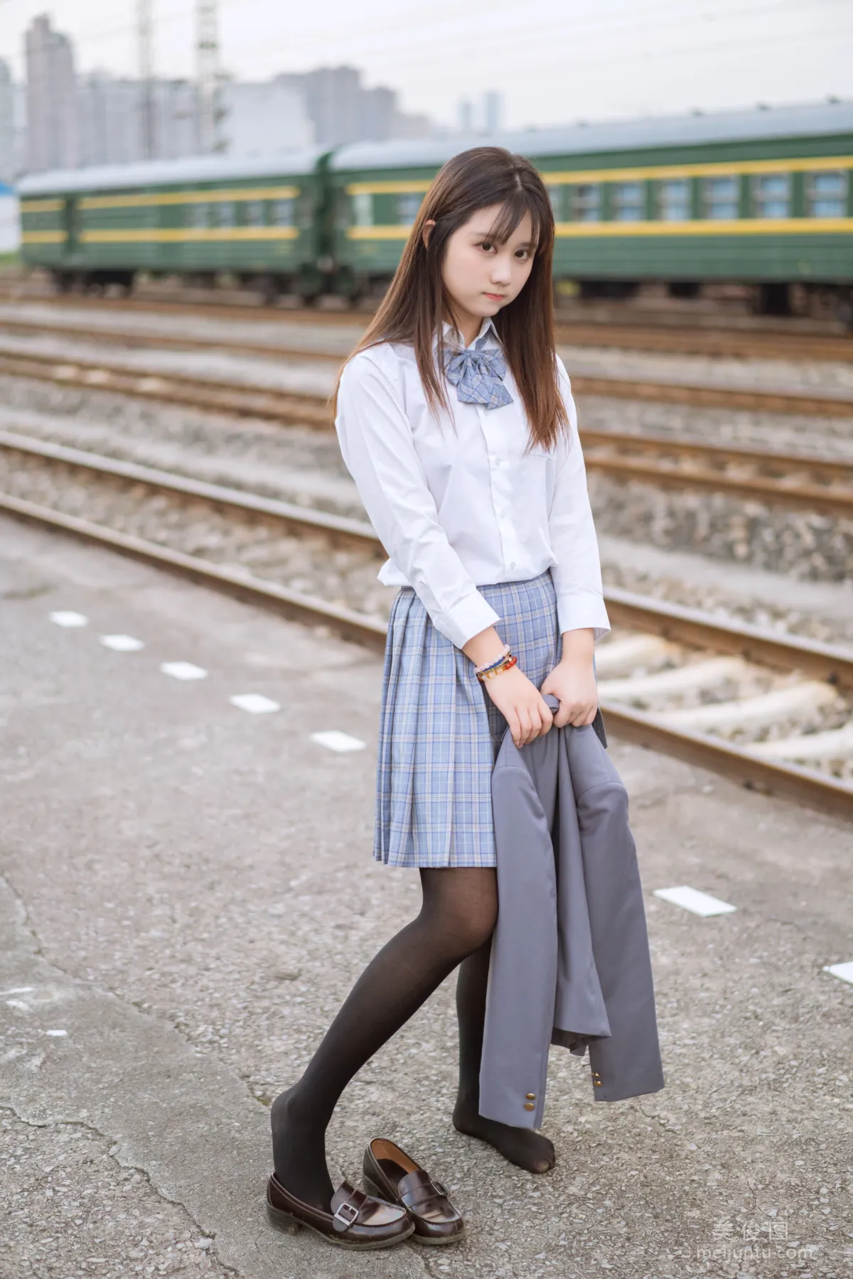 [美女Coser] 姬镜酱 《私奔之制服》 写真集24