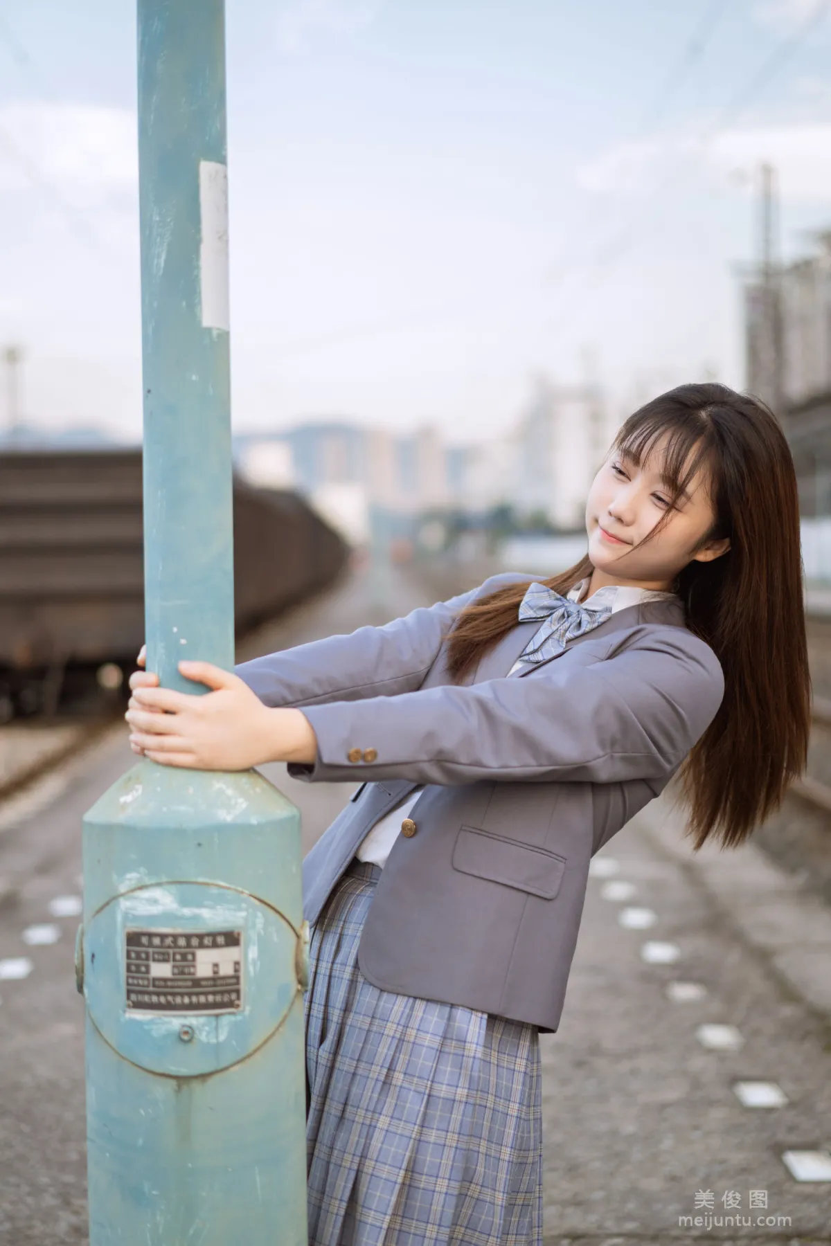 [美女Coser] 姬镜酱 《私奔之制服》 写真集15
