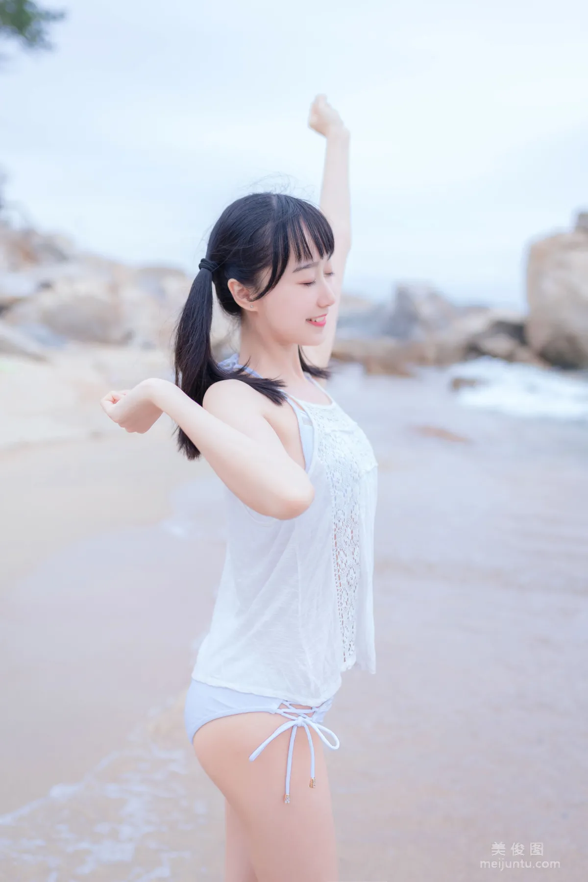 [Beautiful Coser] Mu Mianmian OwO "Seaside White Bikini" Photo Set photo 5