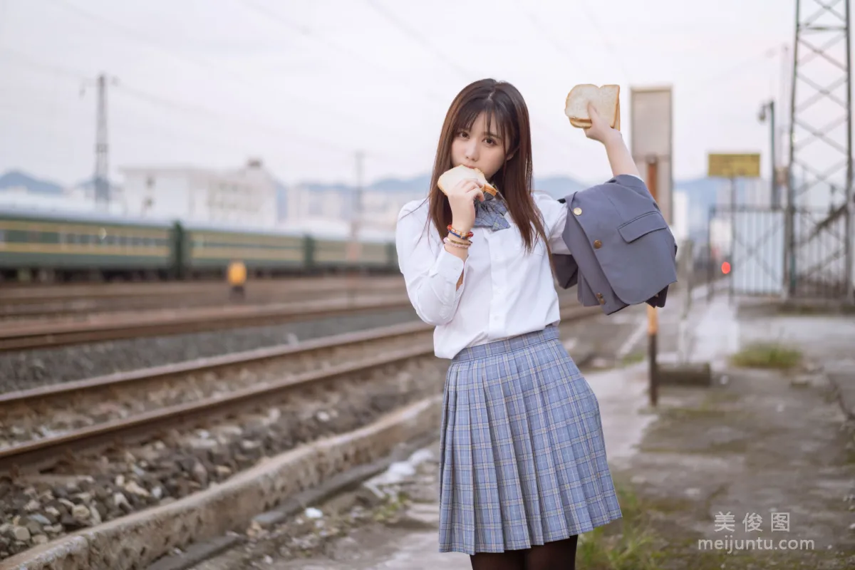 [美女Coser] 姬镜酱 《私奔之制服》 写真集28
