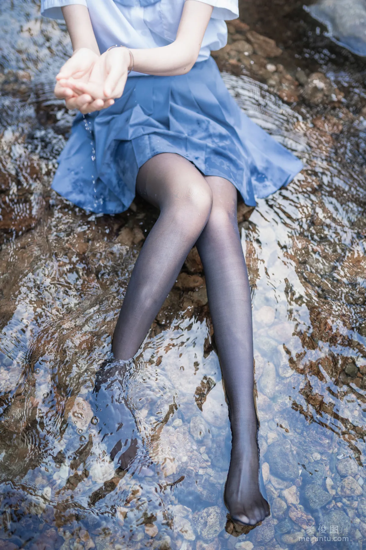 木綿綿OwO 《水色溪邊制服》 寫真集 18