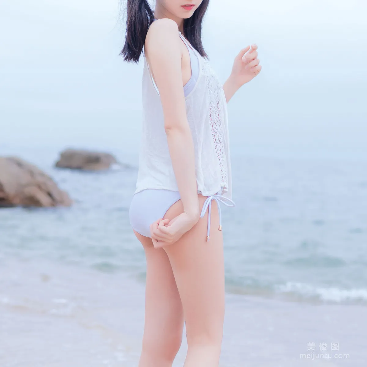 [Beautiful Coser] Mu Mianmian OwO "Seaside White Bikini" Photo Set photo 29