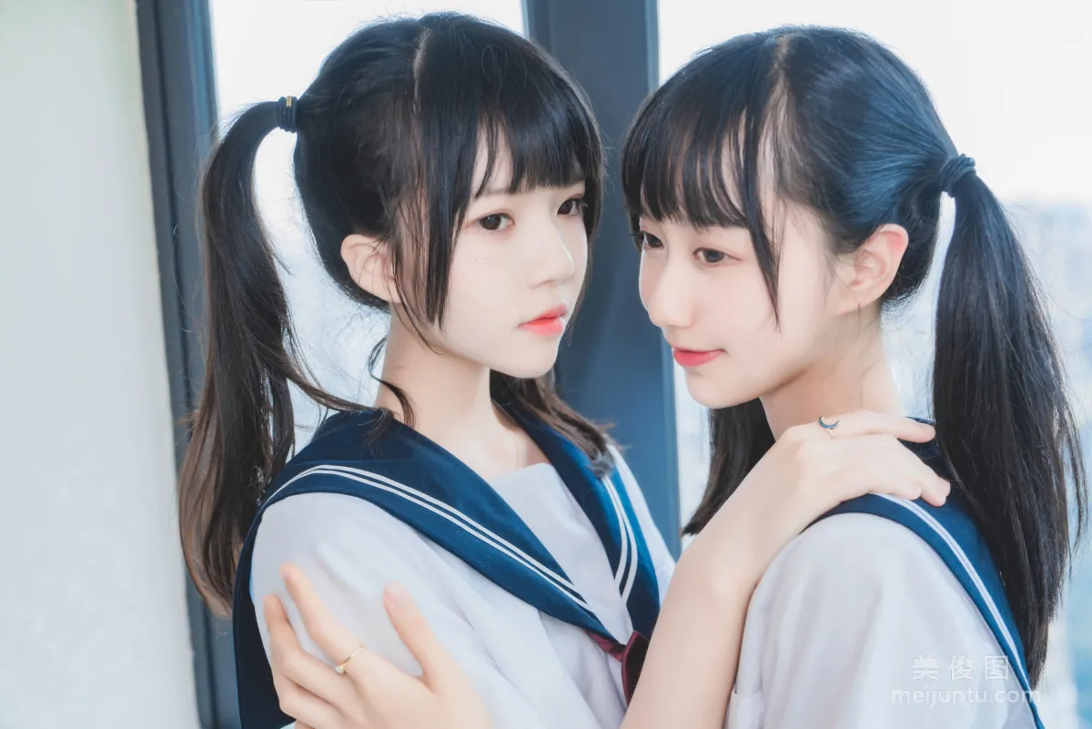 木綿綿OwO&amp;桜桃喵 《她(制服×制服)》 寫真集 5
