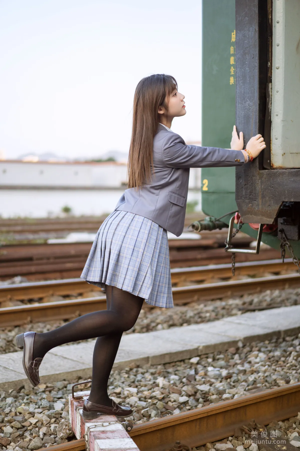 [美女Coser] 姬镜酱 《私奔之制服》 写真集8