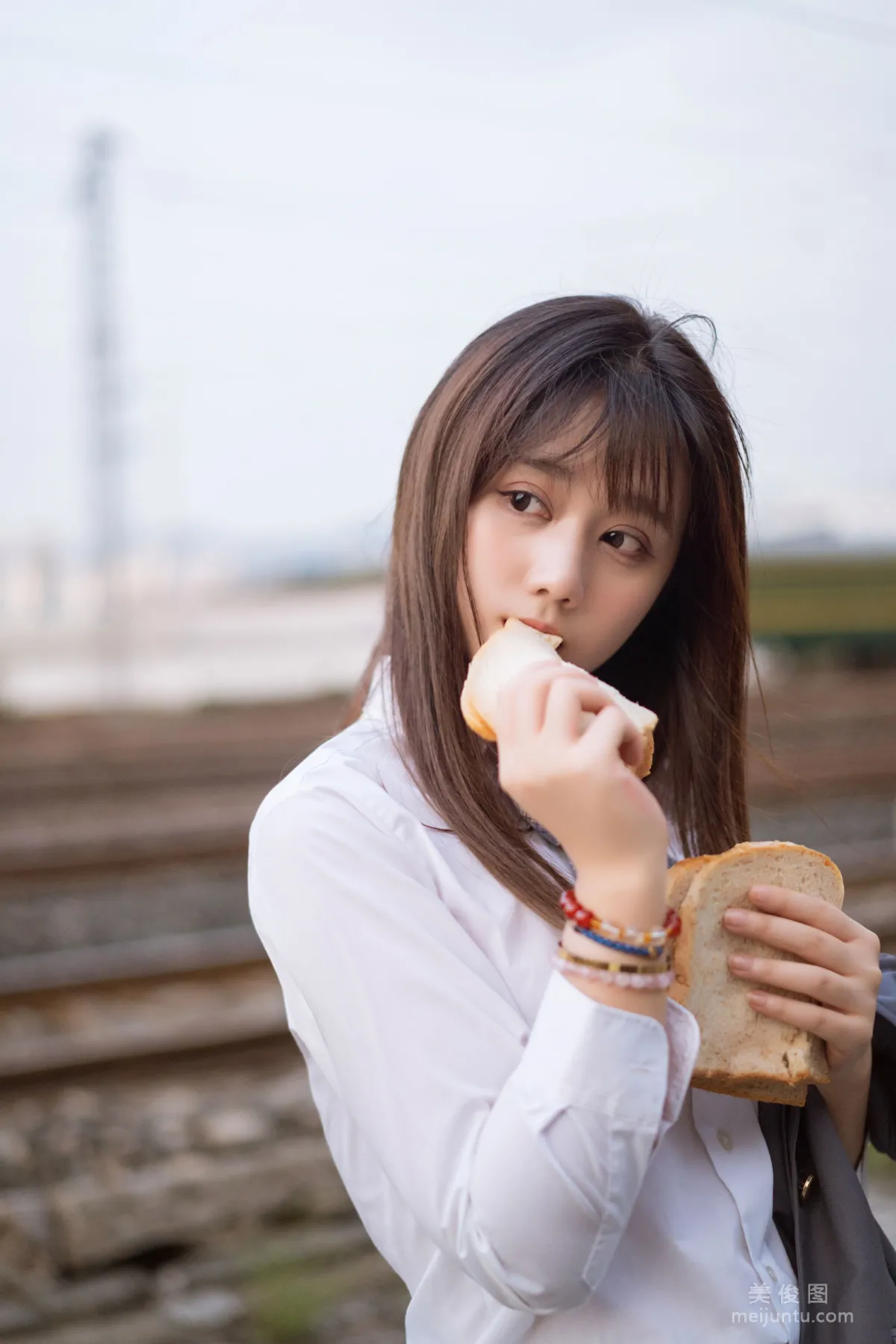 [美女Coser] 姬镜酱 《私奔之制服》 写真集30
