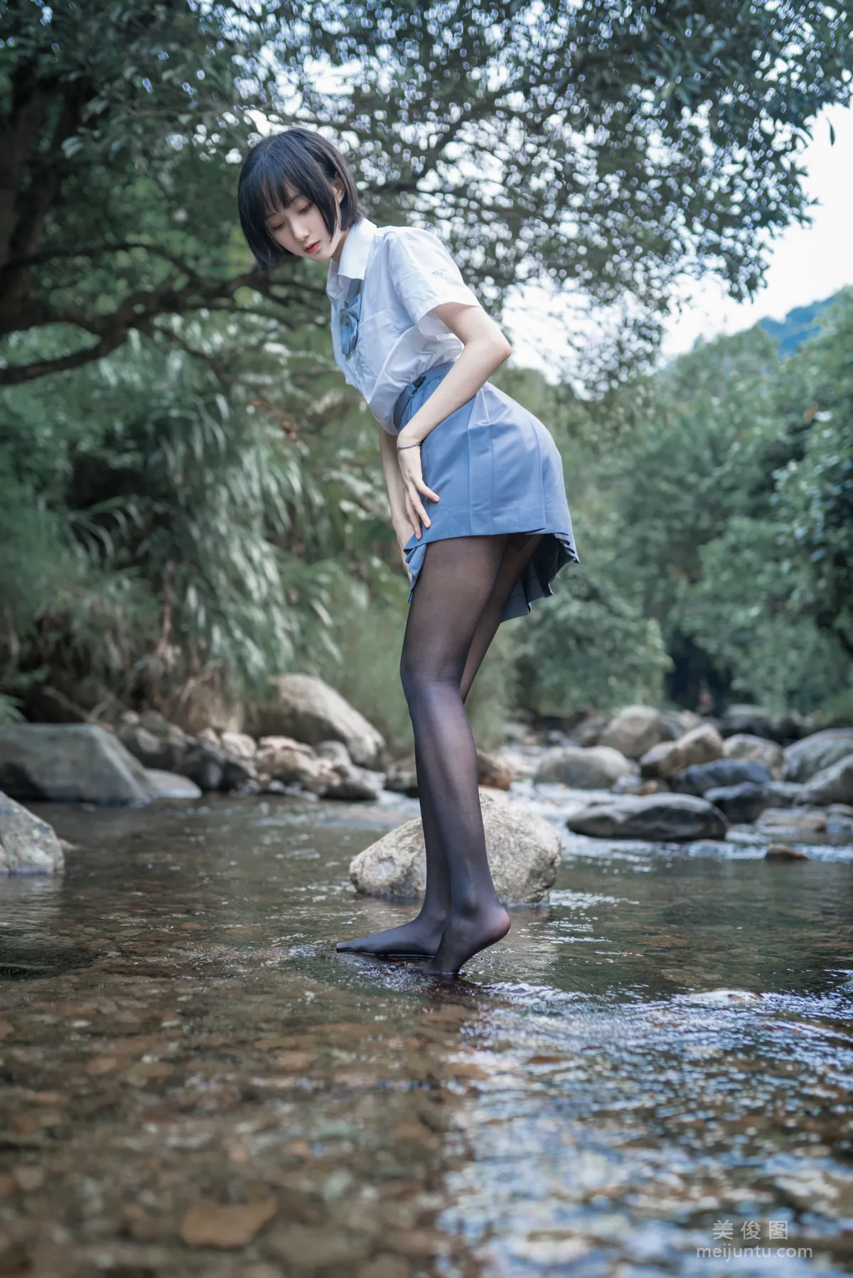 木綿綿OwO 《水色溪邊制服》 寫真集 14