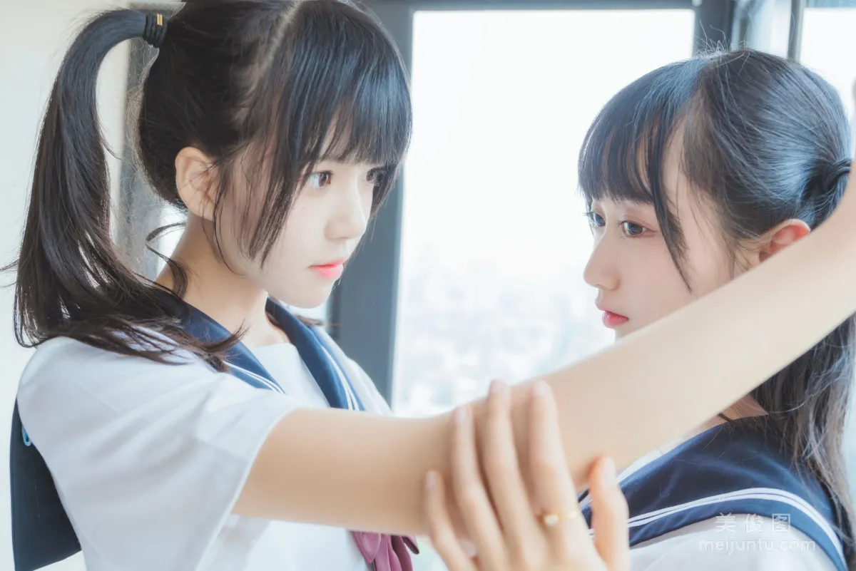 木綿綿OwO&amp;桜桃喵 《她(制服×制服)》 寫真集 4