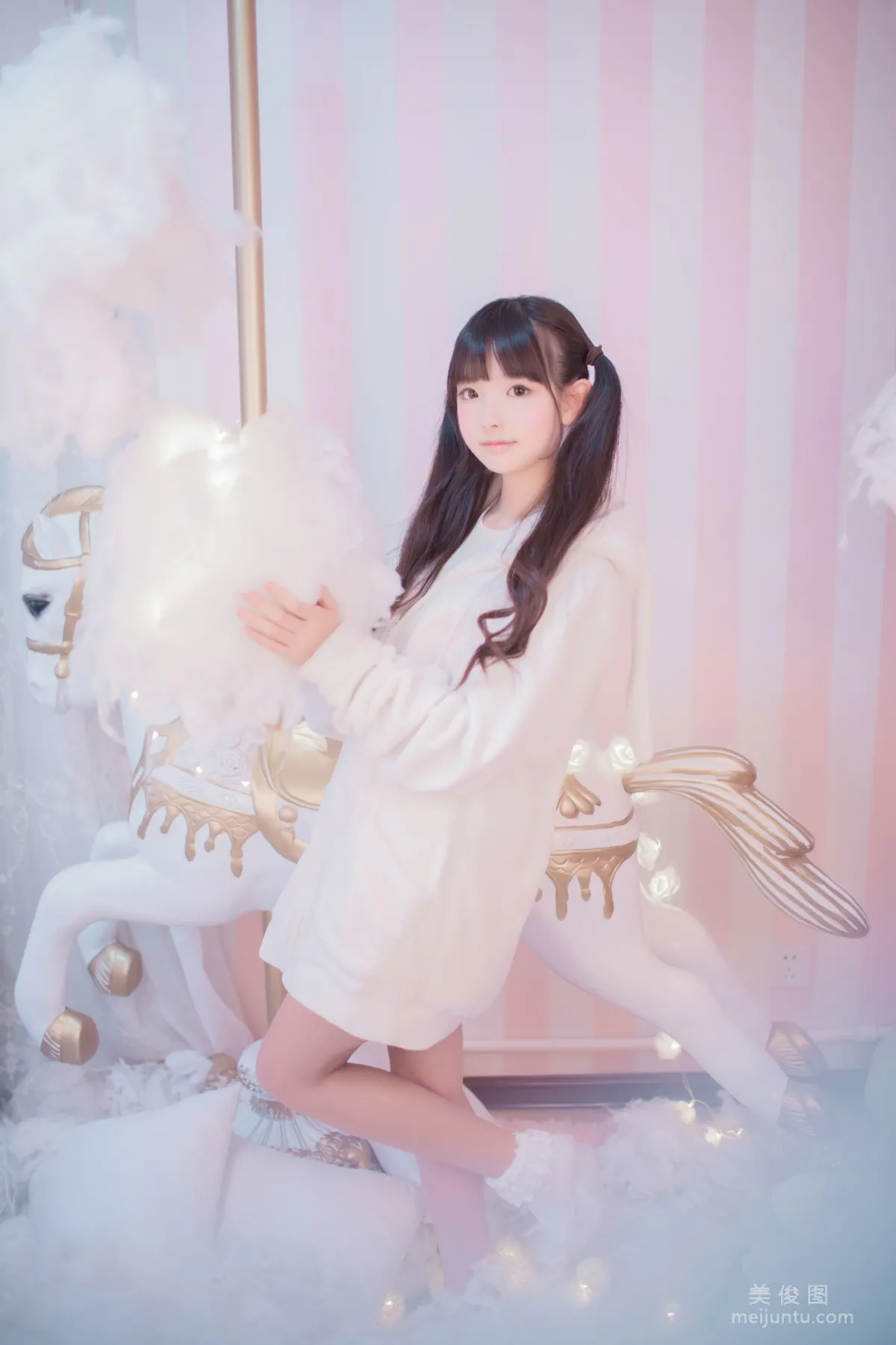 Ying Qun: Web Idols photo 1