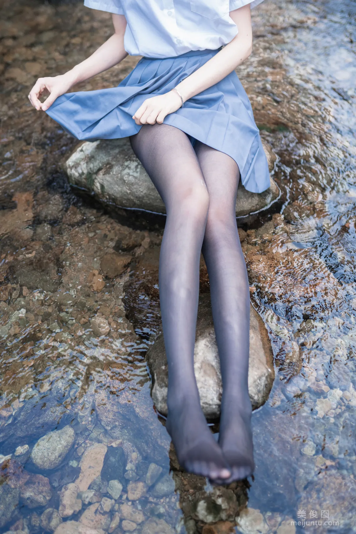 木綿綿OwO 《水色溪邊制服》 寫真集 12