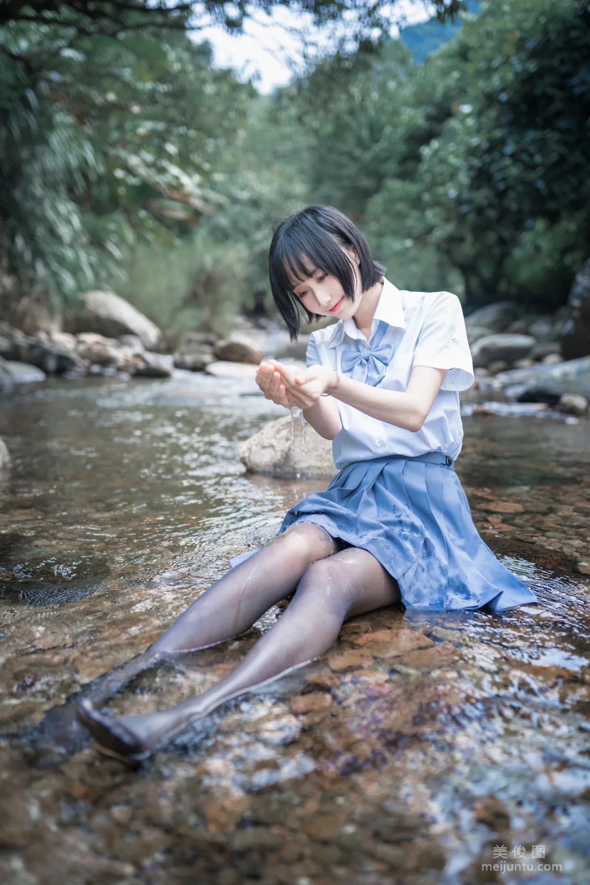 木綿綿OwO 《水色溪邊制服》 寫真集 17