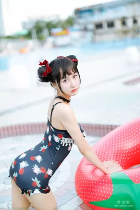 木綿綿OwO 《草莓泳衣》 寫真集