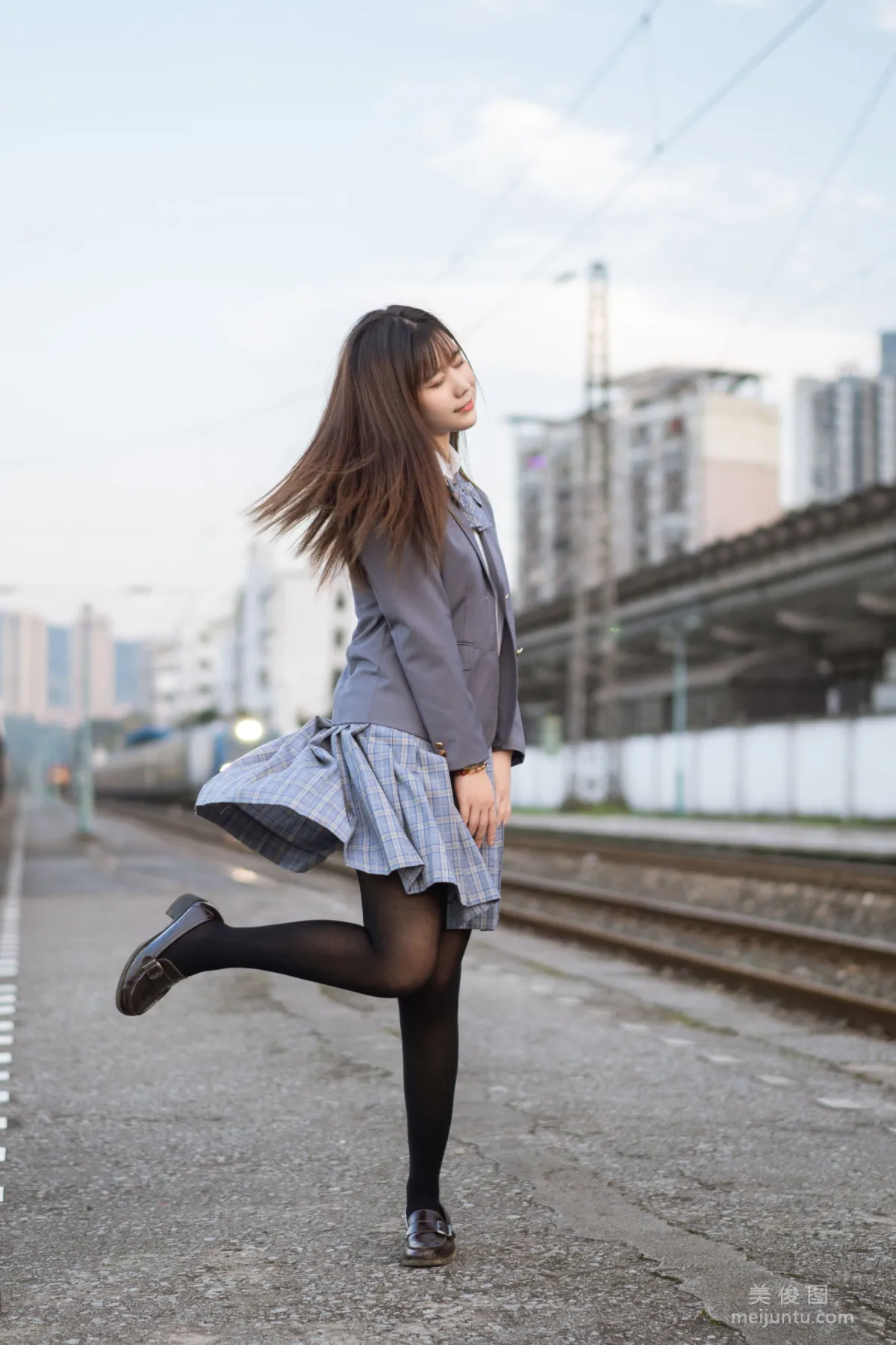 [美女Coser] 姬镜酱 《私奔之制服》 写真集16