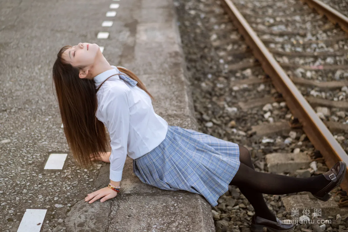[美女Coser] 姬镜酱 《私奔之制服》 写真集20