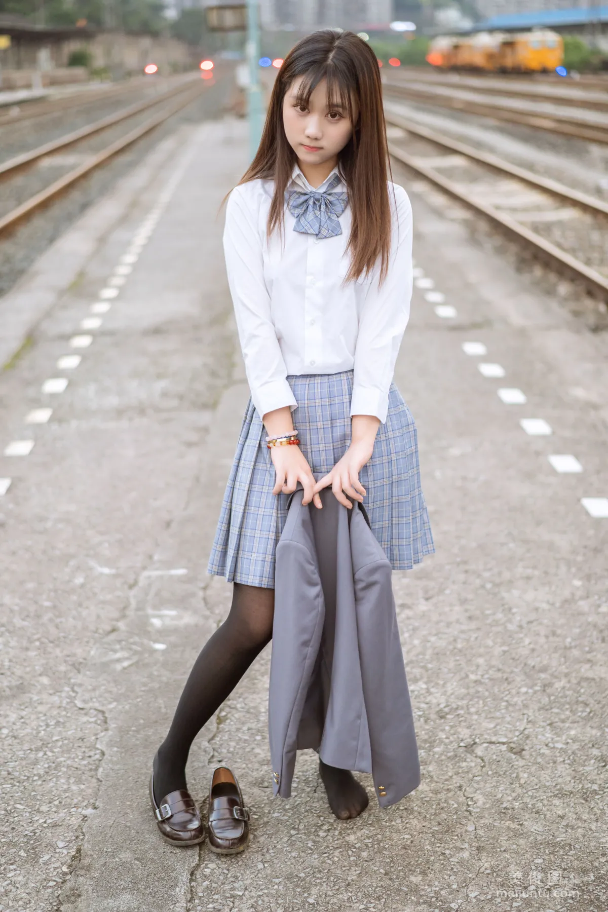 [美女Coser] 姬镜酱 《私奔之制服》 写真集25
