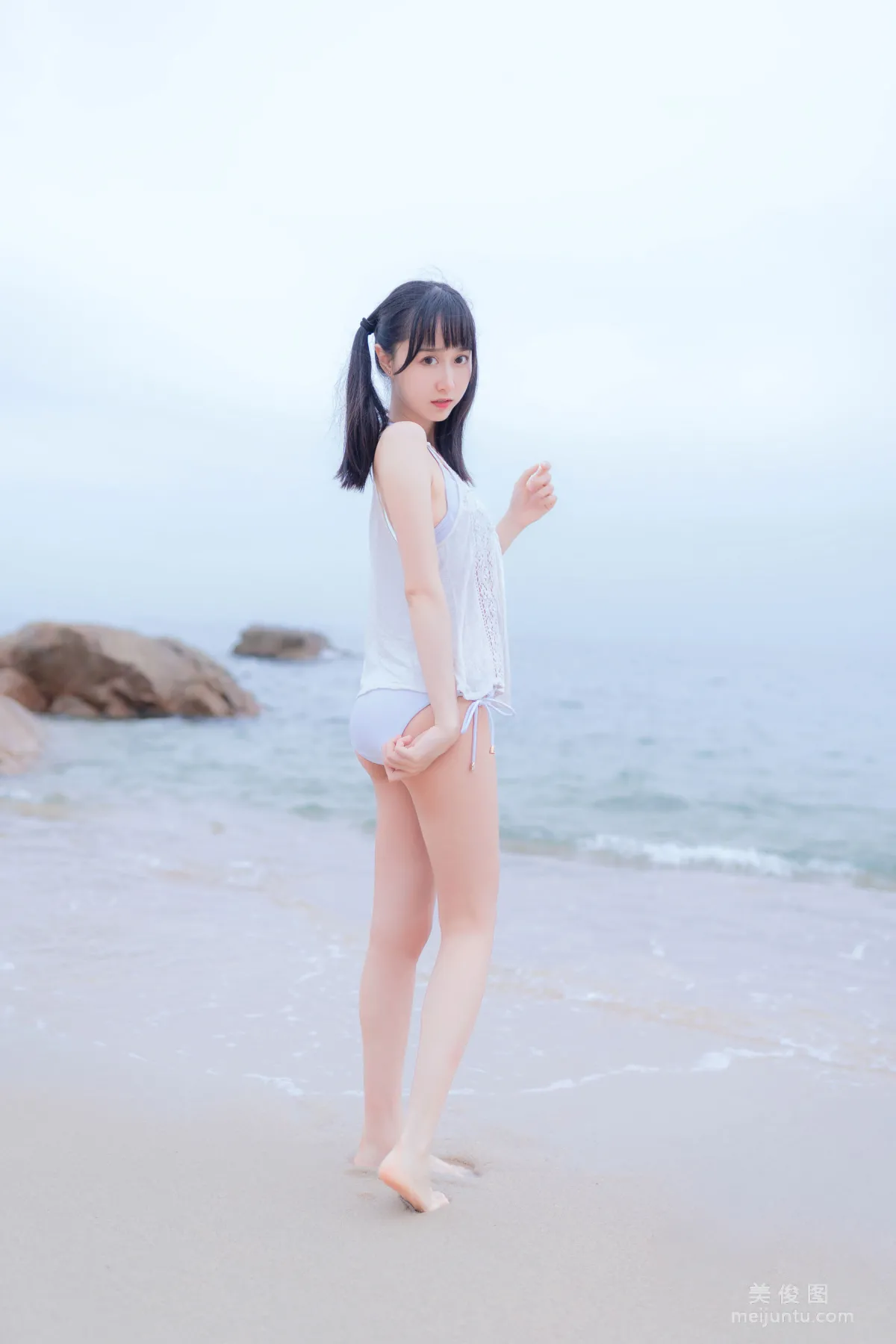 [Beautiful Coser] Mu Mianmian OwO "Seaside White Bikini" Photo Set photo 12