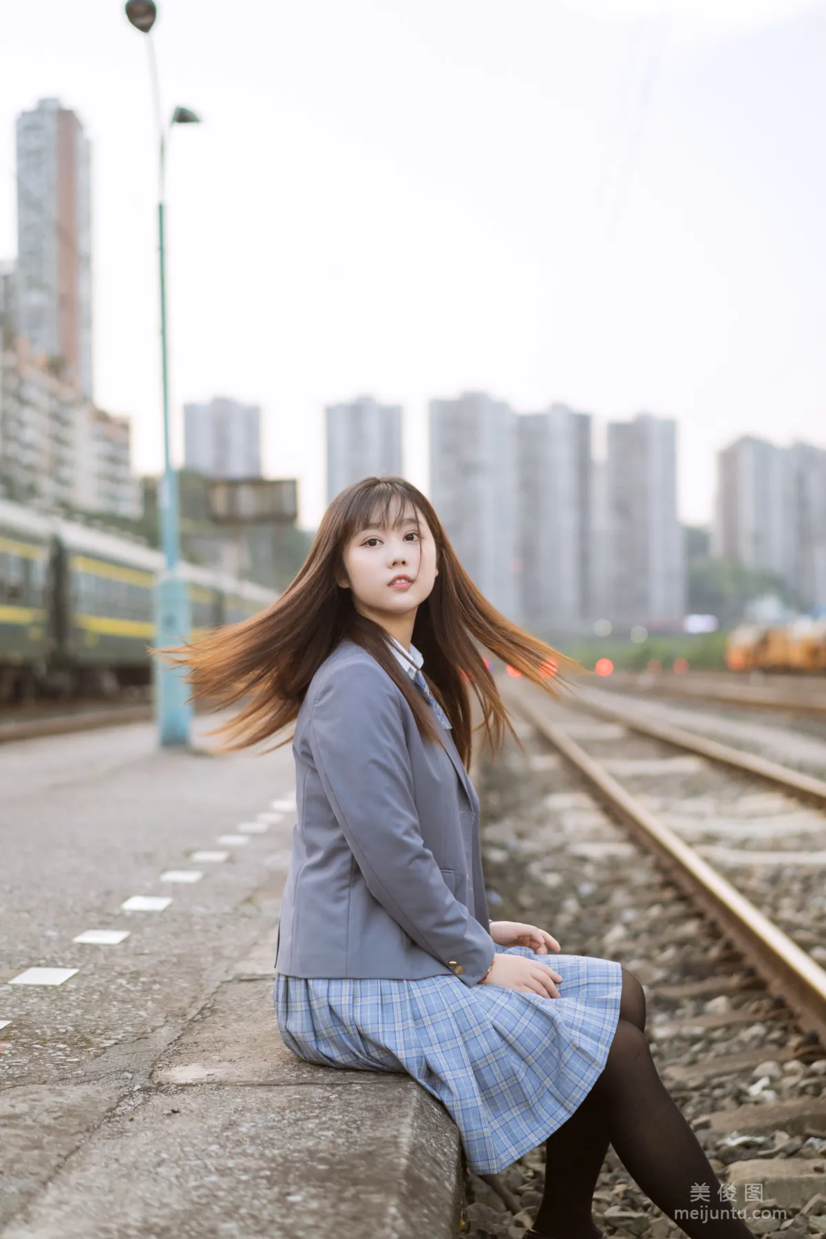[美女Coser] 姬镜酱 《私奔之制服》 写真集19
