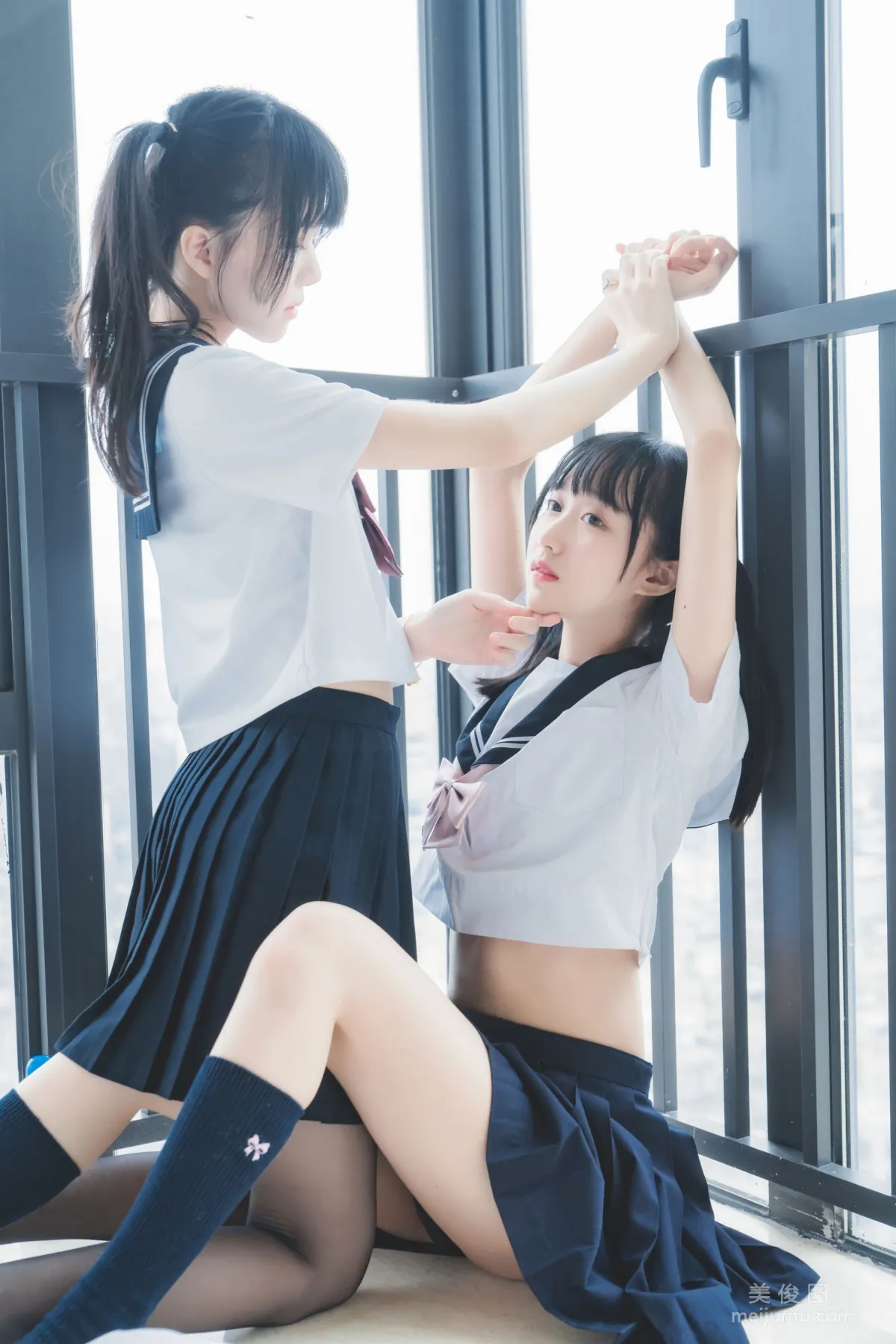 木綿綿OwO&amp;桜桃喵 《她(制服×制服)》 寫真集 27