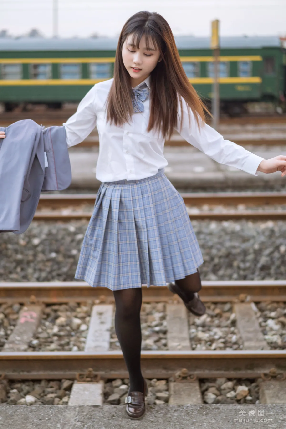 [美女Coser] 姬镜酱 《私奔之制服》 写真集27