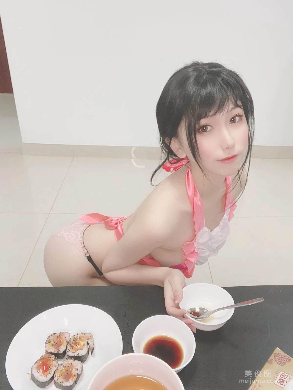 Coser芋圆侑子SJ 《人妻围裙》 写真集32