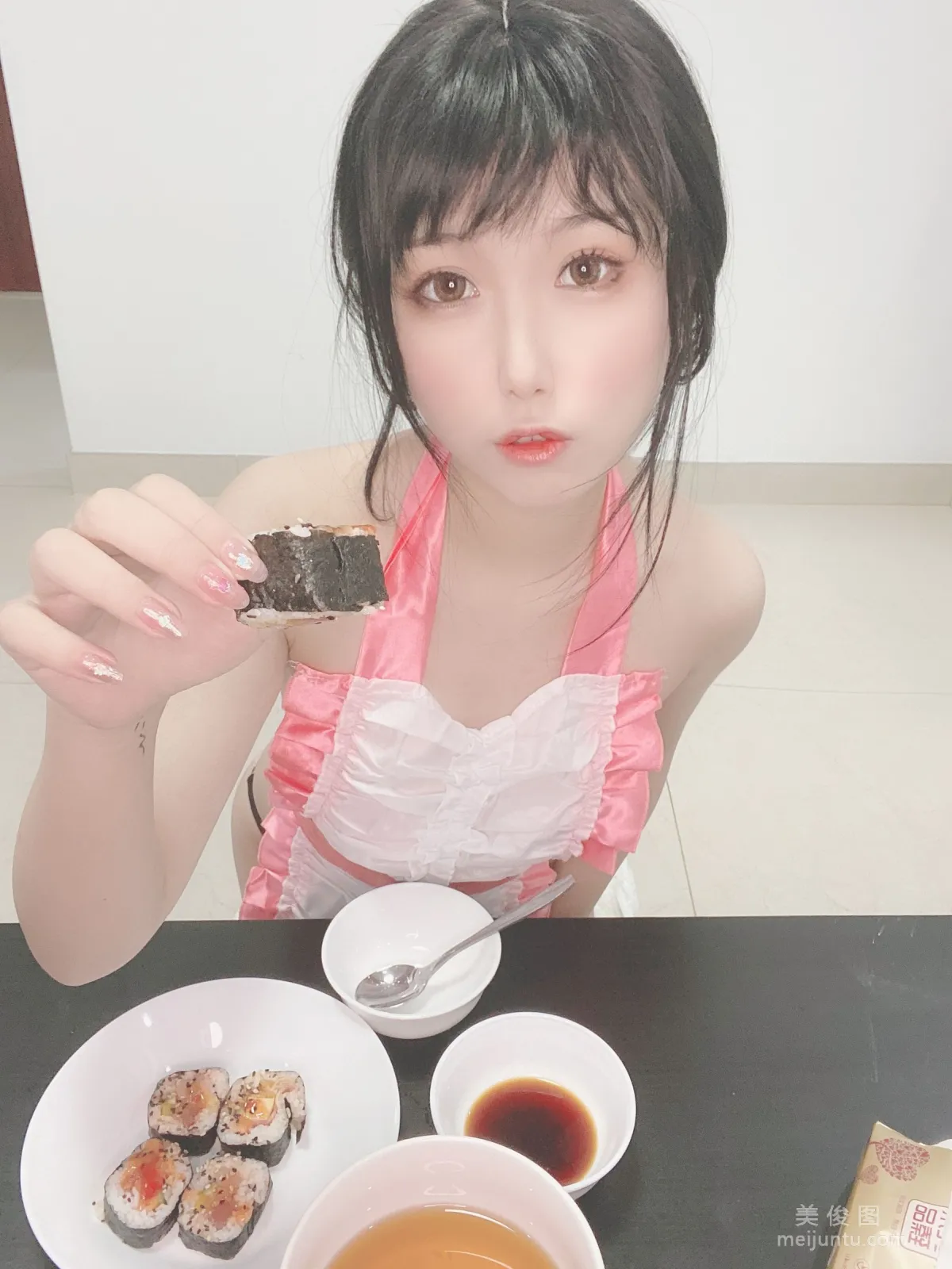 Coser芋圆侑子SJ 《人妻围裙》 写真集41
