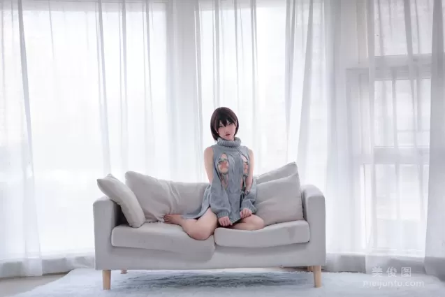 COS少女阿薰kaOri 《露背毛衣》 寫真集