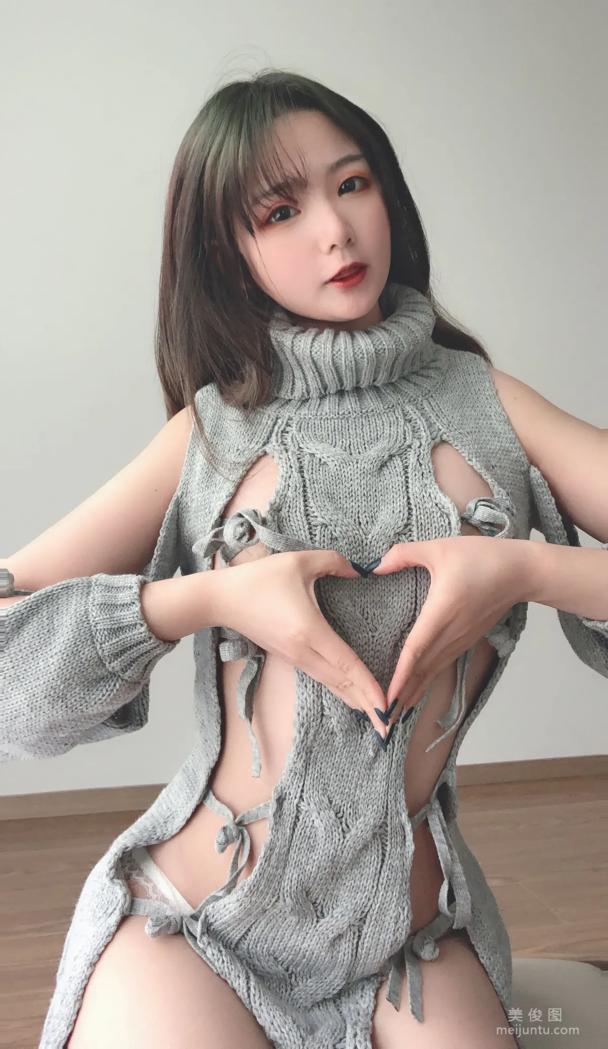 Coser Shi Qingshui "Backless Sweater" Photo Set photo 2