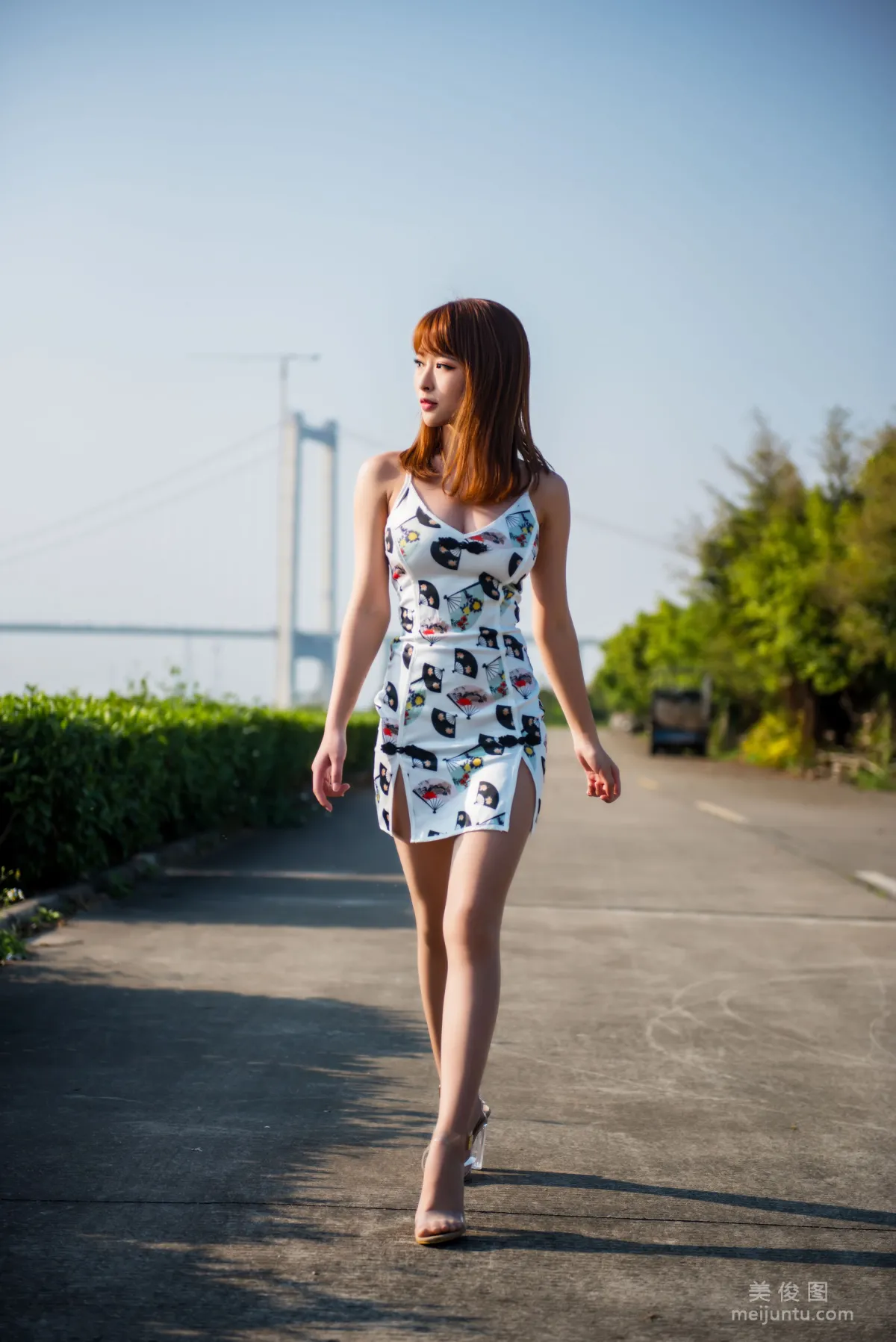 Qingshui Younai, Wind-Riding Street Snap Tight Skirt and Stockings, Photo Set photo 12