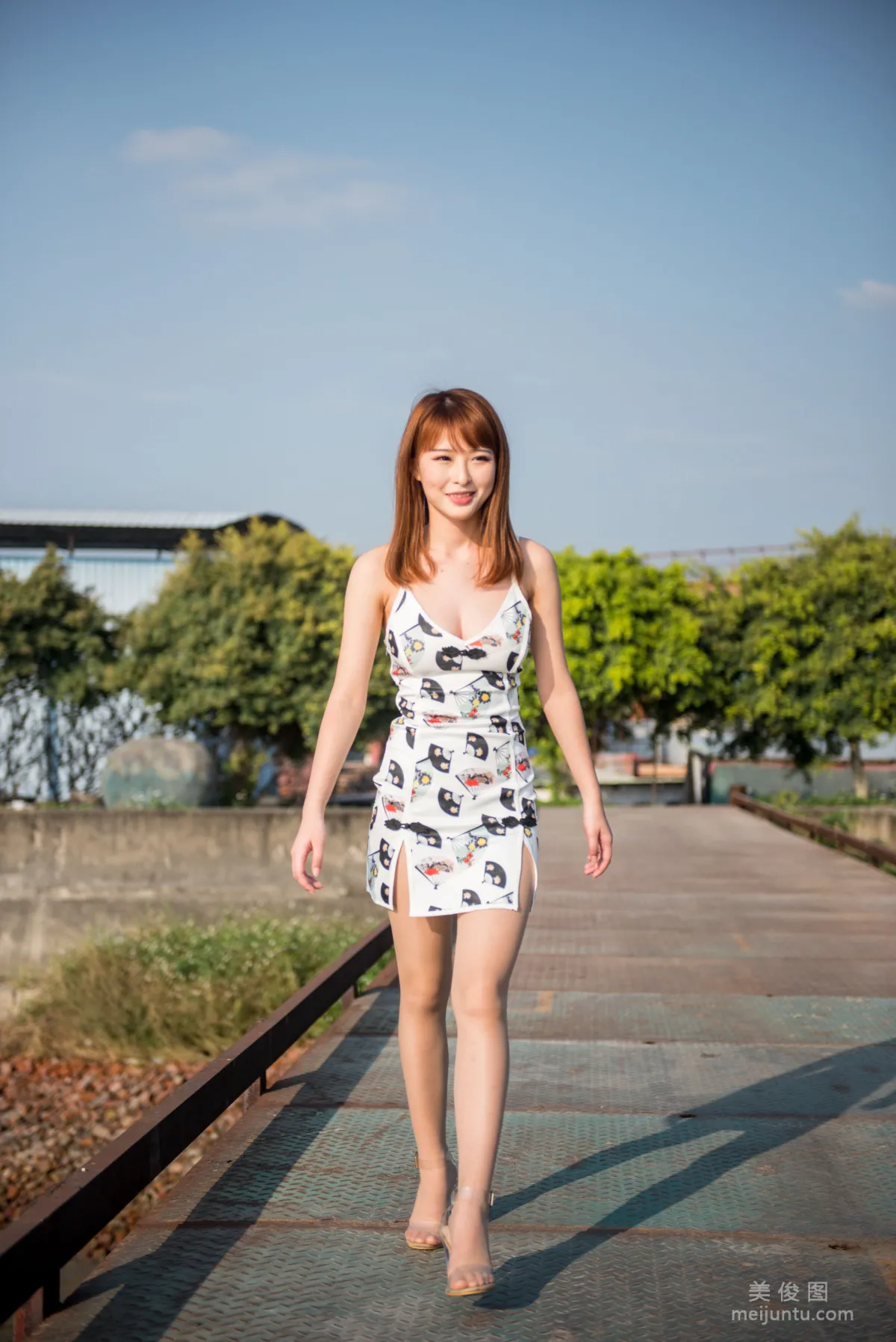 Qingshui Younai, Wind-Riding Street Snap Tight Skirt and Stockings, Photo Set photo 58