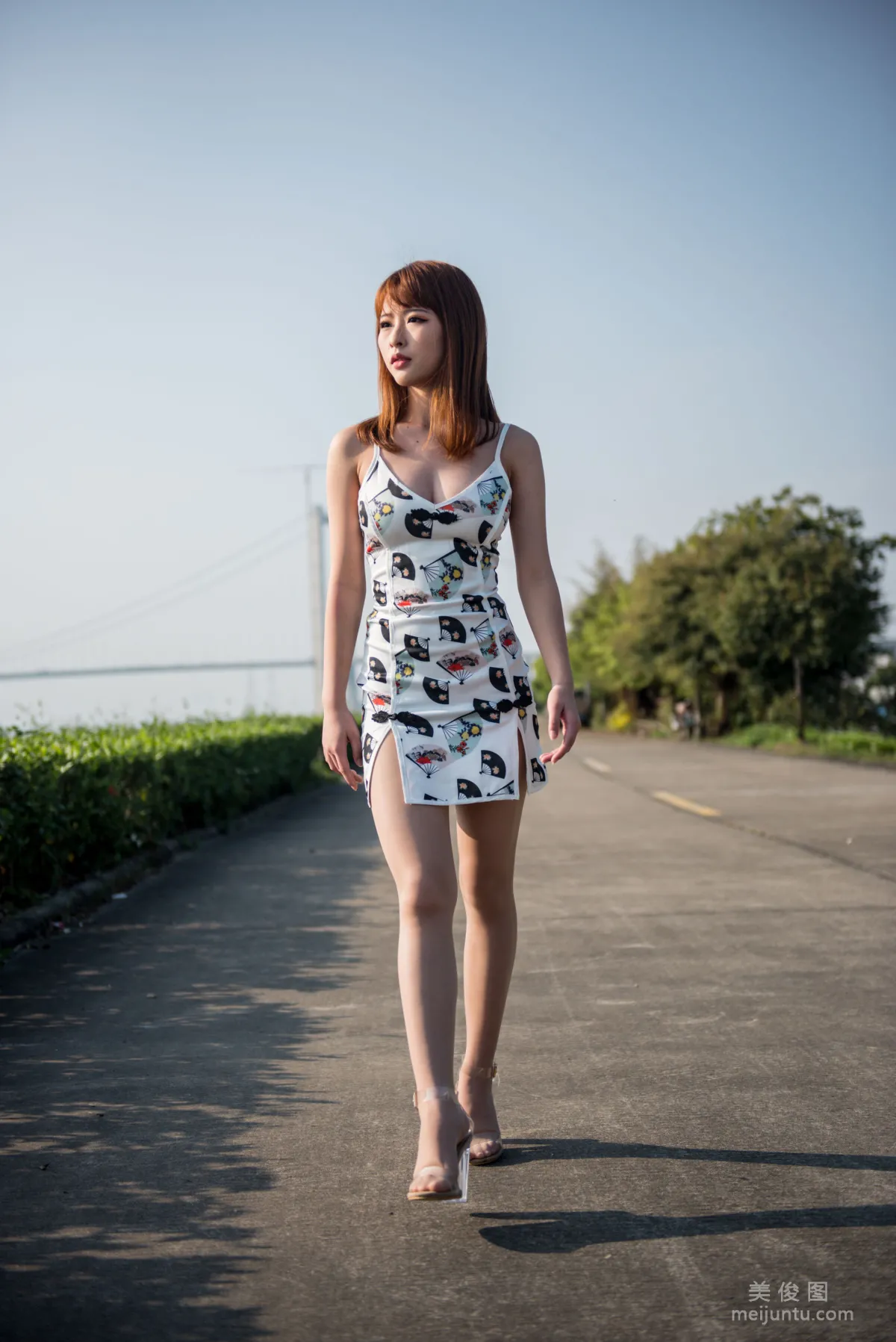 Qingshui Younai, Wind-Riding Street Snap Tight Skirt and Stockings, Photo Set photo 26